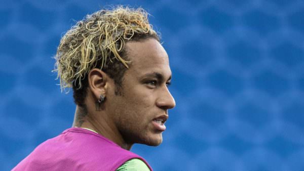 Neymar abandona o visual loiro e aparece com cabelo castanho