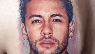 Fã junta dinheiro por seis meses e tatua rosto de Neymar