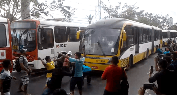PM não faz cumprir decisão no transporte e passageiros reagem, em Manaus