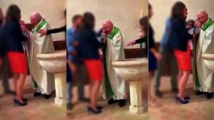 Vídeo mostra padre agredindo bebê durante batizado