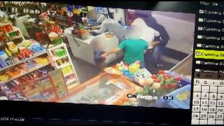 Para proteger o pai, criança chuta ladrão durante assalto; veja vídeo