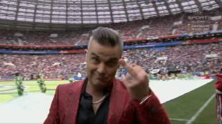 Robbie Williams mostra o dedo do meio na abertura da Copa do Mundo