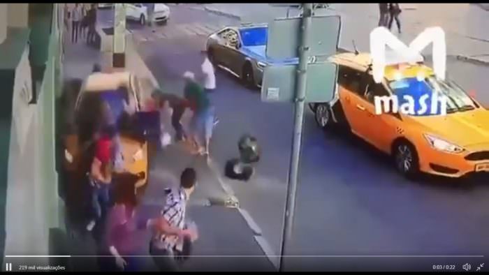 Vídeo mostra momento em que motorista atropela grupo de torcedores