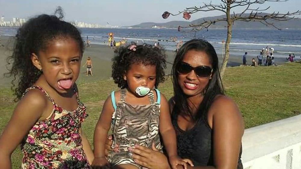 Mãe 'dopa' filho que matou mulher e crianças e chama polícia