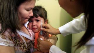 Pais que não vacinam os filhos pode render multa ou até perda da guarda