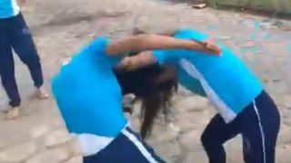 Vídeo mostra mãe apoiando briga em que aluna esfaqueia colega de escola