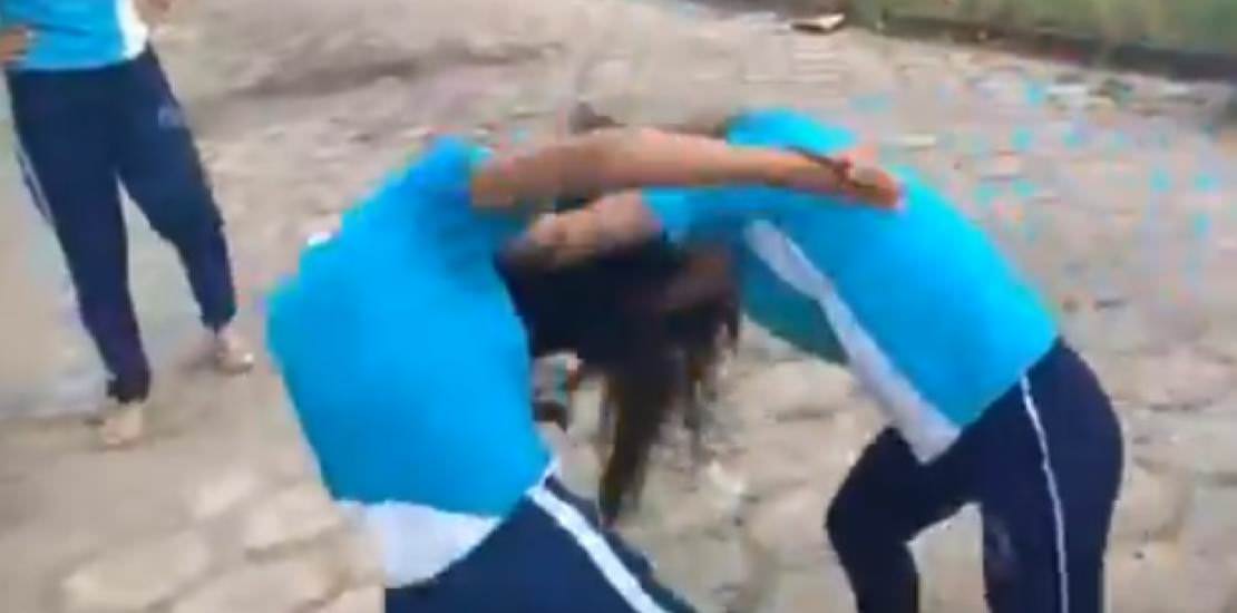Vídeo mostra mãe apoiando briga em que aluna esfaqueia colega de escola