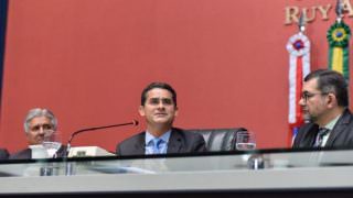David apresenta Constituição do Estado e Regimento Interno atualizados