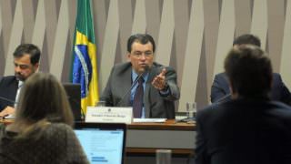 Nas redes sociais, Eduardo Braga nega ser alvo de operação da PF