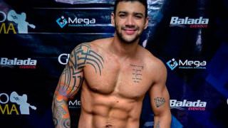 Gusttavo Lima exibe 'tanquinho' e ostenta carrão avaliado em cerca de R$ 3 milhões