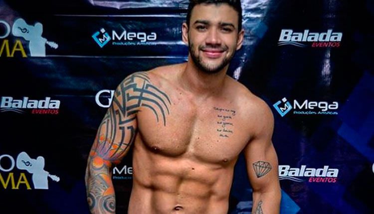 Gusttavo Lima exibe 'tanquinho' e ostenta carrão avaliado em cerca de R$ 3 milhões