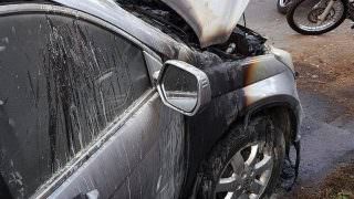 Homem incendeia carro estacionado na frente de garagem