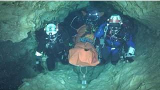 Vídeo mostra mergulhadores retirando crianças dentro de caverna na Tailândia