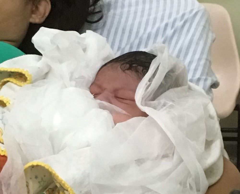 Bebê nasce no sofá de casa com ajuda das tias
