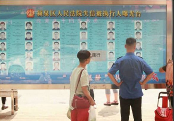 Tribunal da China exibe fotos de devedores em paradas de ônibus
