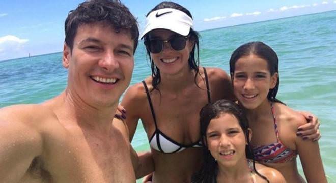 De férias, Rodrigo Faro salva pessoas de tubarão em praia; veja vídeo