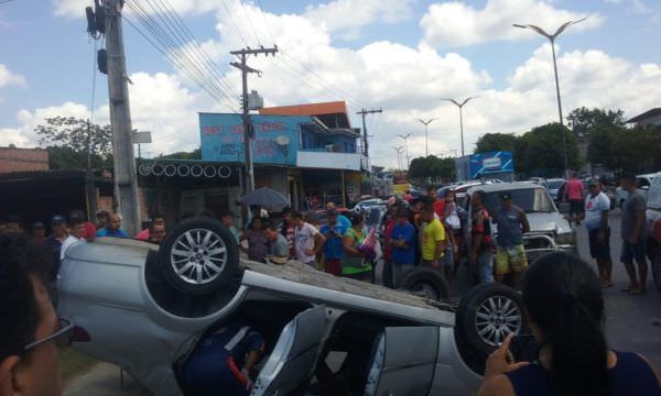 Acidente entre carro e caminhonete deixa uma pessoa ferida