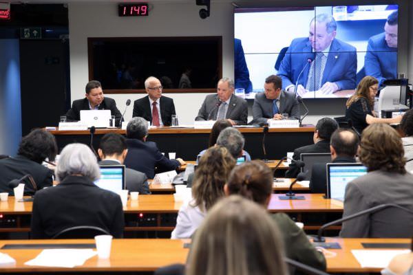 Debate na Câmara Federal aponta soluções para crise em institutos do AM