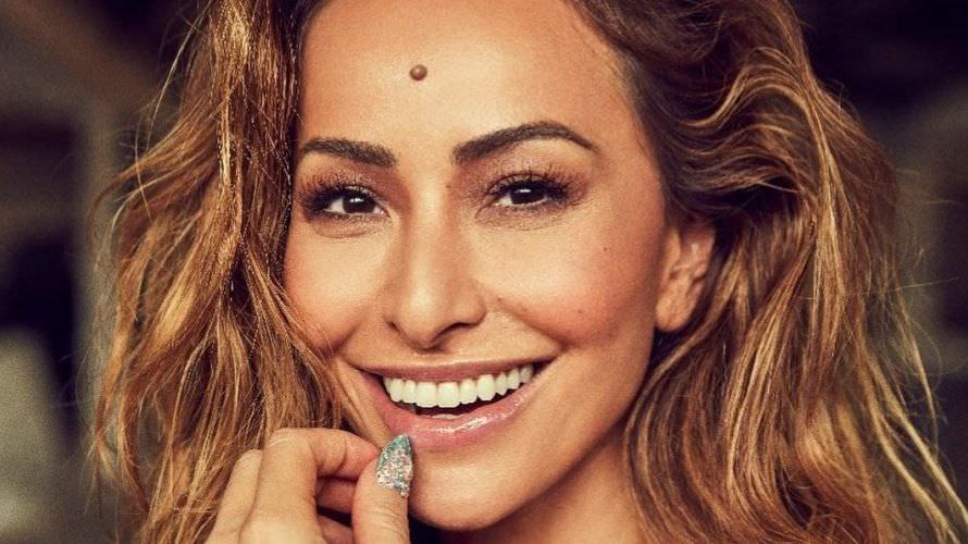 Sem sutiã, Sabrina Sato dá bom dia e mostra barrigão
