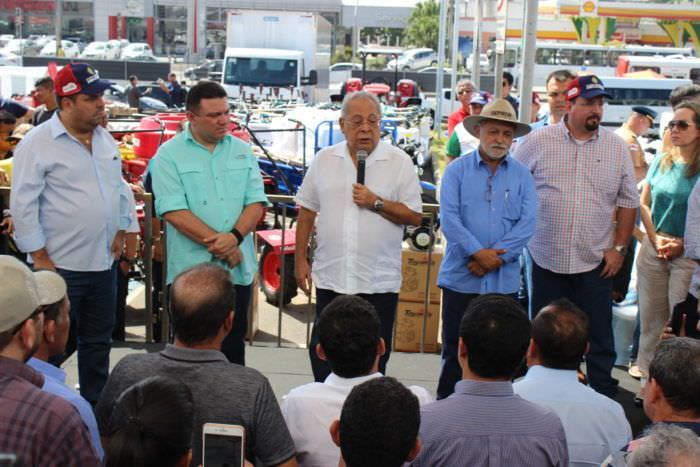 Após pressão do MP, Amazonino desiste de entregar itens agrícolas