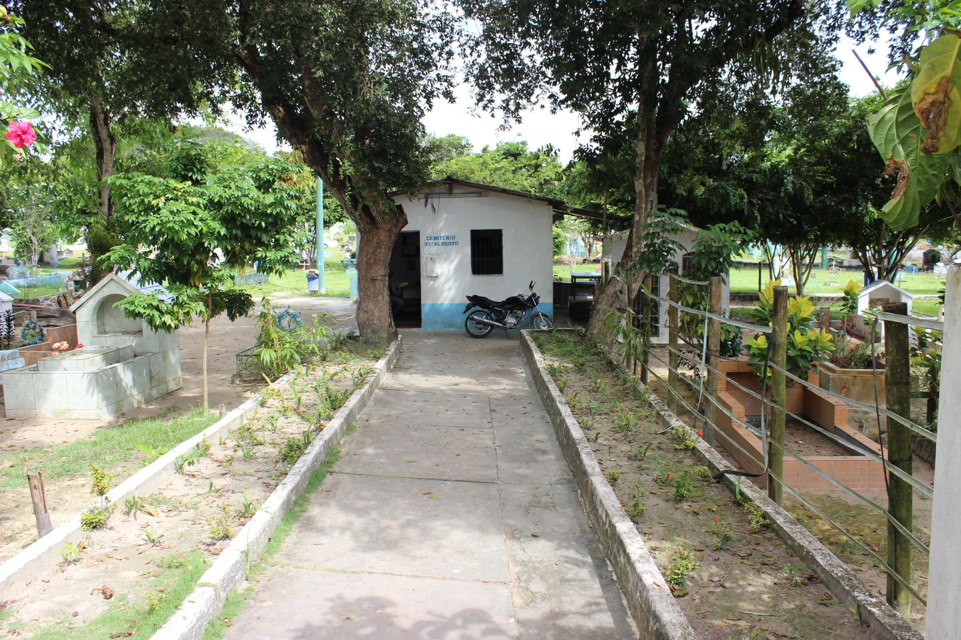 Cemitério de Manaus vira lixão a céu aberto