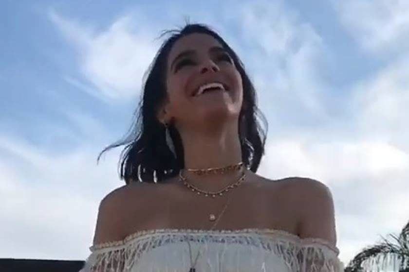 Neymar se declara para Bruna Marquezine com faixa em avião