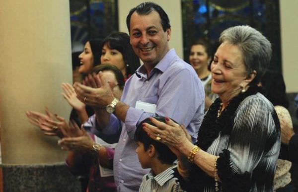 Mãe do senador Omar Aziz, Delphina Aziz morre aos 81 anos em Manaus