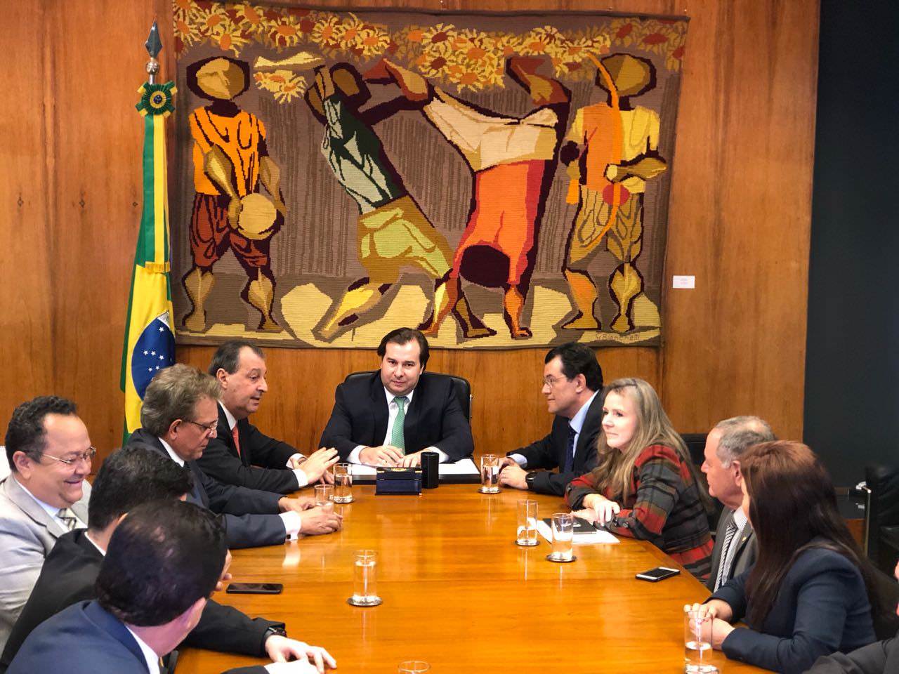 Rodrigo Maia formaliza apoio a projeto que derruba decreto prejudicial à ZFM