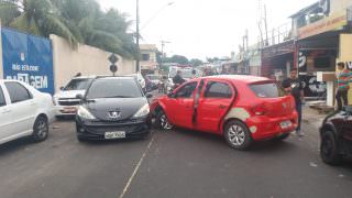 Acidente congestiona trânsito e deixa criança ferida no Petrópolis