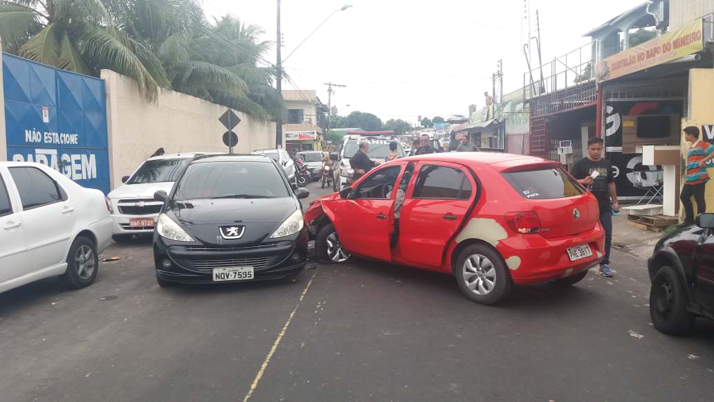 Acidente congestiona trânsito e deixa criança ferida no Petrópolis