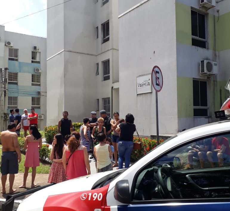 Moradores controlam incêndio em apartamento do Aleixo; veja vídeo