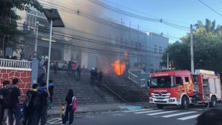 Viatura da PM fica em chamas em frente ao IEA e assusta alunos