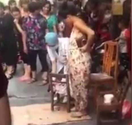 Mulher dá à luz na rua, sai andando e para em restaurante para comer; veja vídeo