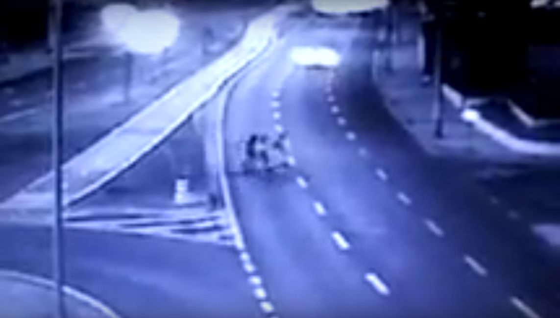 VÍDEO: Motorista foge após atropelar grupo de adolescentes; menina de 15 anos morreu