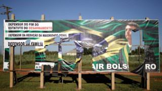 Bolsonaro é beneficiado por brecha na lei e espalha outdoors pelo país