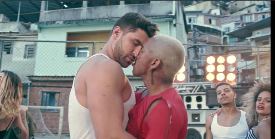 Nego do Borel beija modelo gato em novo clipe; confira