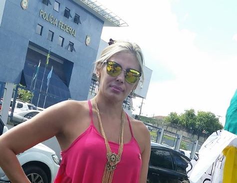 Ângela Bismarchi vira "repórter" e acompanha caso Lula na PF em Curitiba