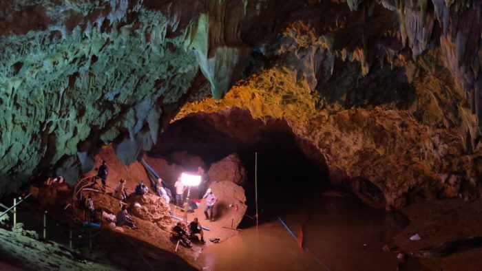Equipes de resgate lutam contra o tempo e falta de oxigênio em caverna