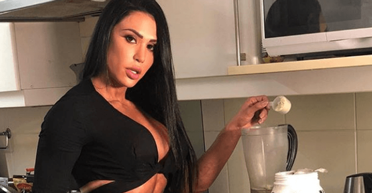 Gracyanne Baborsa revela peso e truque para barriga super trincada em fotos