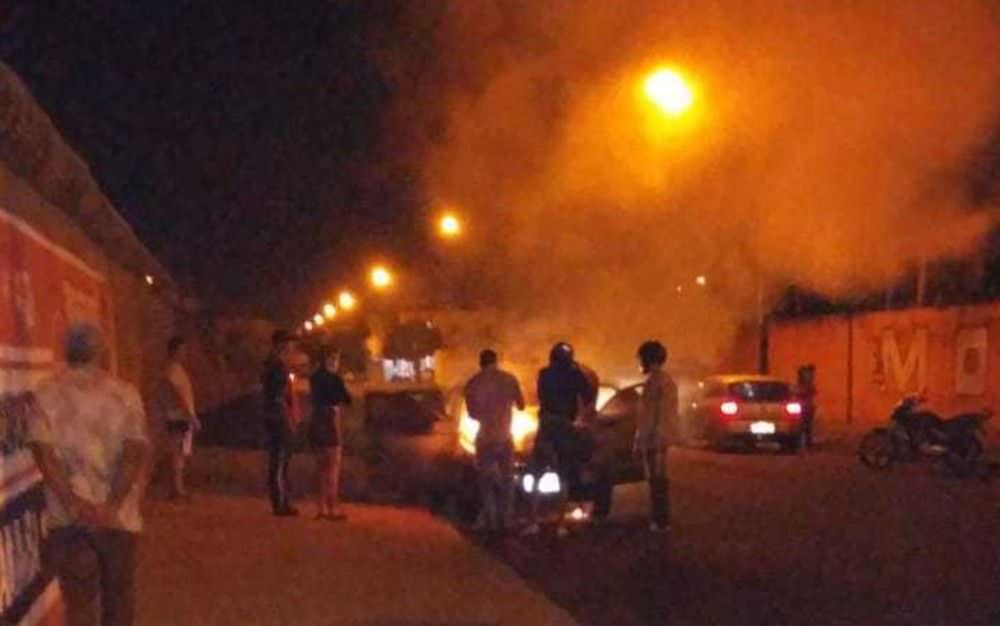 Homem confunde carro na entrada de motel com o da esposa e coloca fogo