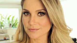 Aos 44 anos, Flávia Alessandra exibe corpão em maiô fio dental