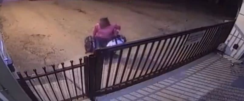 Idosa é abandonada na porta de asilo; veja vídeo