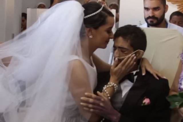 Noivo morre de câncer dias após se casar em hospital; veja vídeo