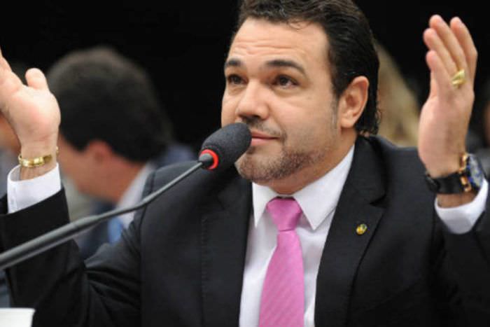Feliciano faz enquete sobre depressão: doença ou demônios?