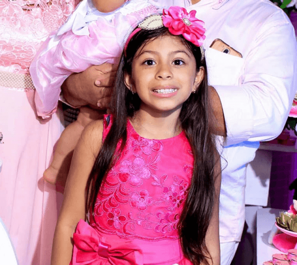 Família de menina baleada na cabeça promove feijoada para custear despesas