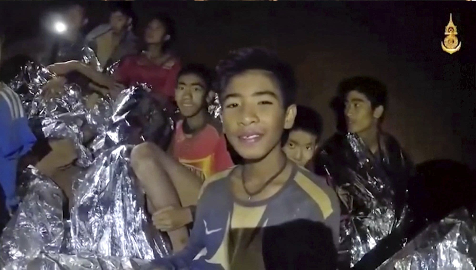 Segundo dia de resgate: Quatro meninos são retirados de caverna na Tailândia