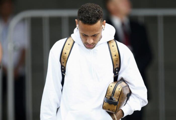 'Desafio do Neymar' viraliza e imagens de pessoas rolando no chão viram hit