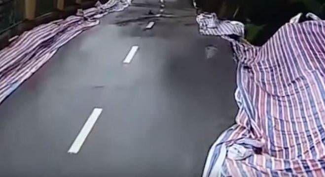 Vídeo mostra momento aterrorizante em que rua inteira desmorona na China