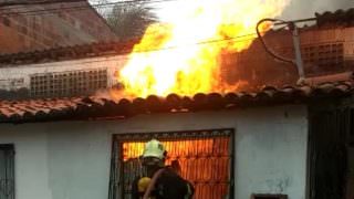 Após esfaquear esposa, homem coloca fogo na própria casa
