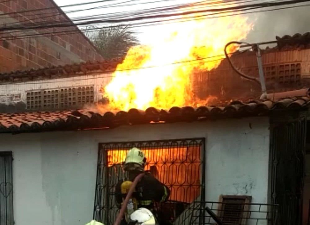 Após esfaquear esposa, homem coloca fogo na própria casa